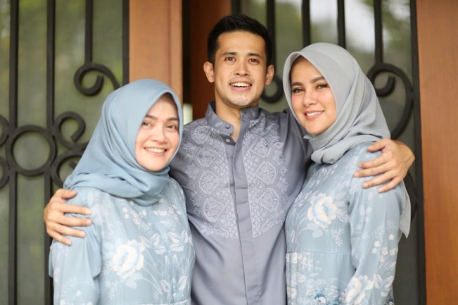 Aufar Hutapea bersama ibu dan mantan istrinya, Olla Ramlan. [Instagram]